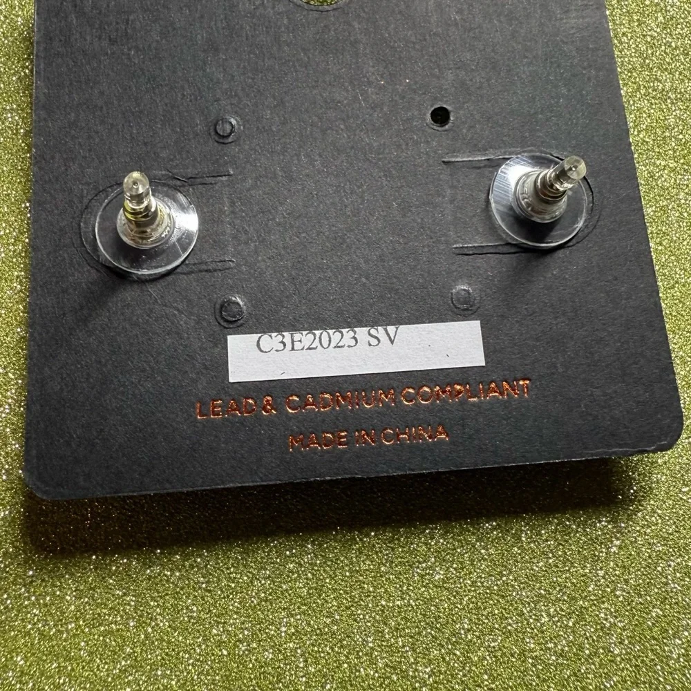 Influence White Skull Earrings - Picture 2 of 4